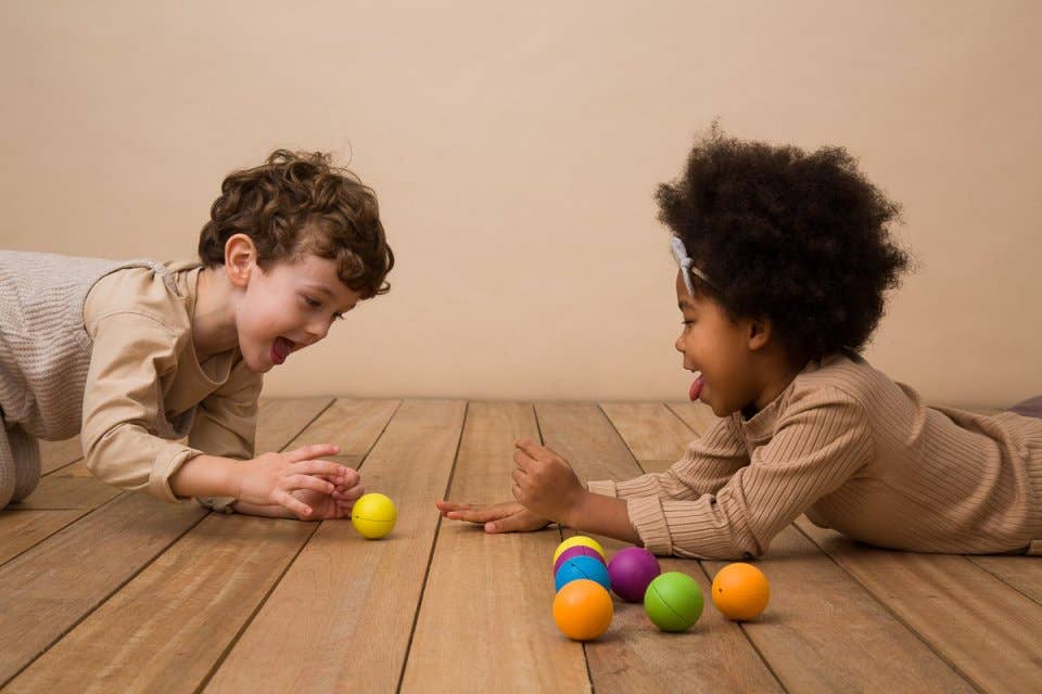 niños jugando con canicas