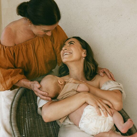 mamá abuela y baby con pañal