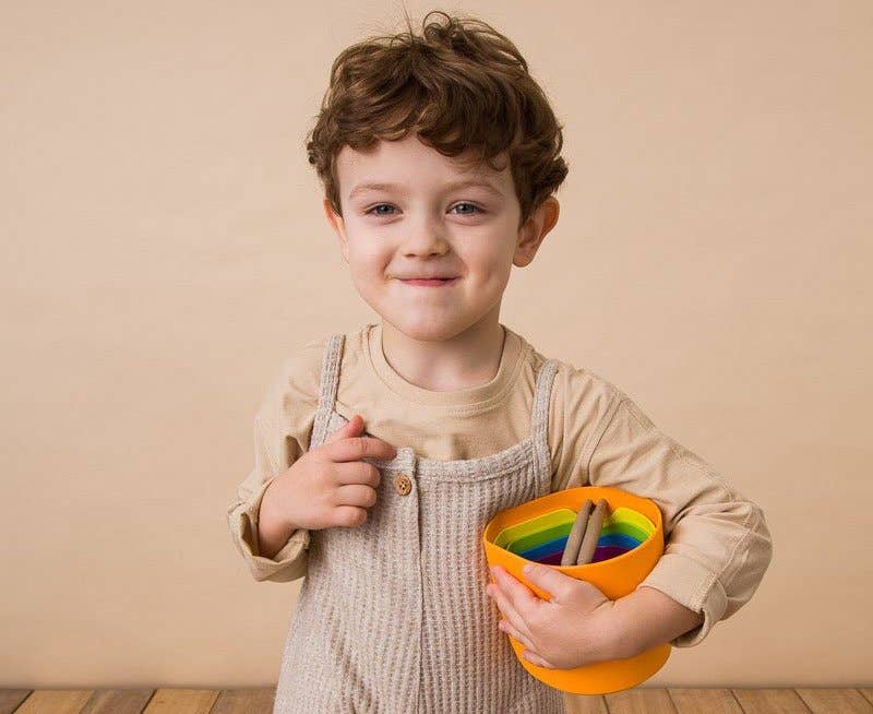 niño con juego en la mano