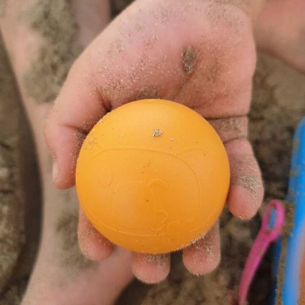 bola en mano niño