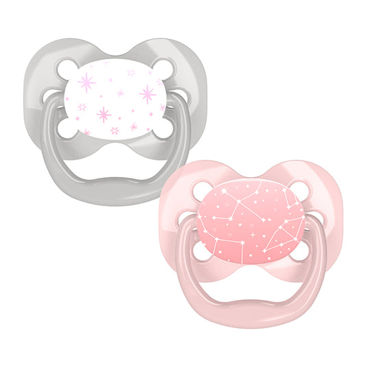 Disfruta de los adorables y prácticos chupetes reversibles Dr.Brown’s Chupetes Advantage para bebés de 0 a 6 meses, con un diseño de estrellas en gris y rosa y otro con diseño de constelaciones en rosa, ambos con asas curvas y protectores ovalados. Comprar chupetes para bebés baratos ahora y conveniente para tu pequeño.