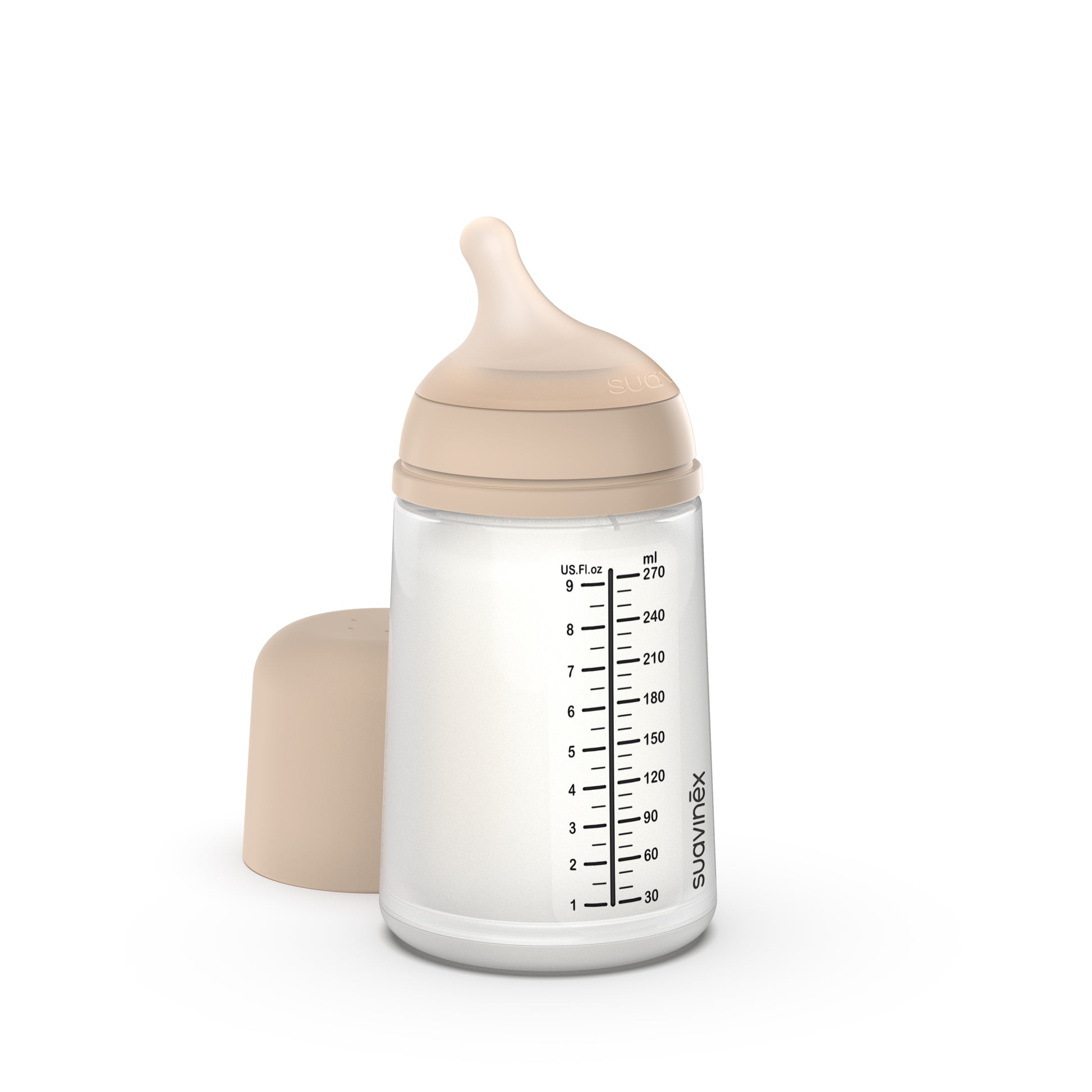 El Biberón Anticólicos ZERO ZERO 270ml Flujo Medio (M) de Suavinex, con diseño transparente con tapón y tetina en color beige, marcado en mililitros y onzas, está relleno de líquido blanco. Aprovecha las ofertas en parafarmacia infantil para productos básicos de calidad como este.