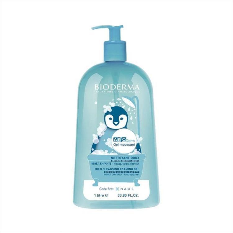 El frasco con dosificador azul de 1 litro de Bioderma ABCDerm Gel De Ducha de BIODERMA, adornado con un pingüino, es un limpiador espumoso suave para bebés y niños. Aprovecha ofertas en parafarmacia infantil para productos de calidad como este con entrega gratis en Mallorca.