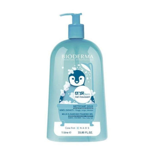 El frasco con dosificador azul de 1 litro de Bioderma ABCDerm Gel De Ducha de BIODERMA, adornado con un pingüino, es un limpiador espumoso suave para bebés y niños. Aprovecha ofertas en parafarmacia infantil para productos de calidad como este con entrega gratis en Mallorca.