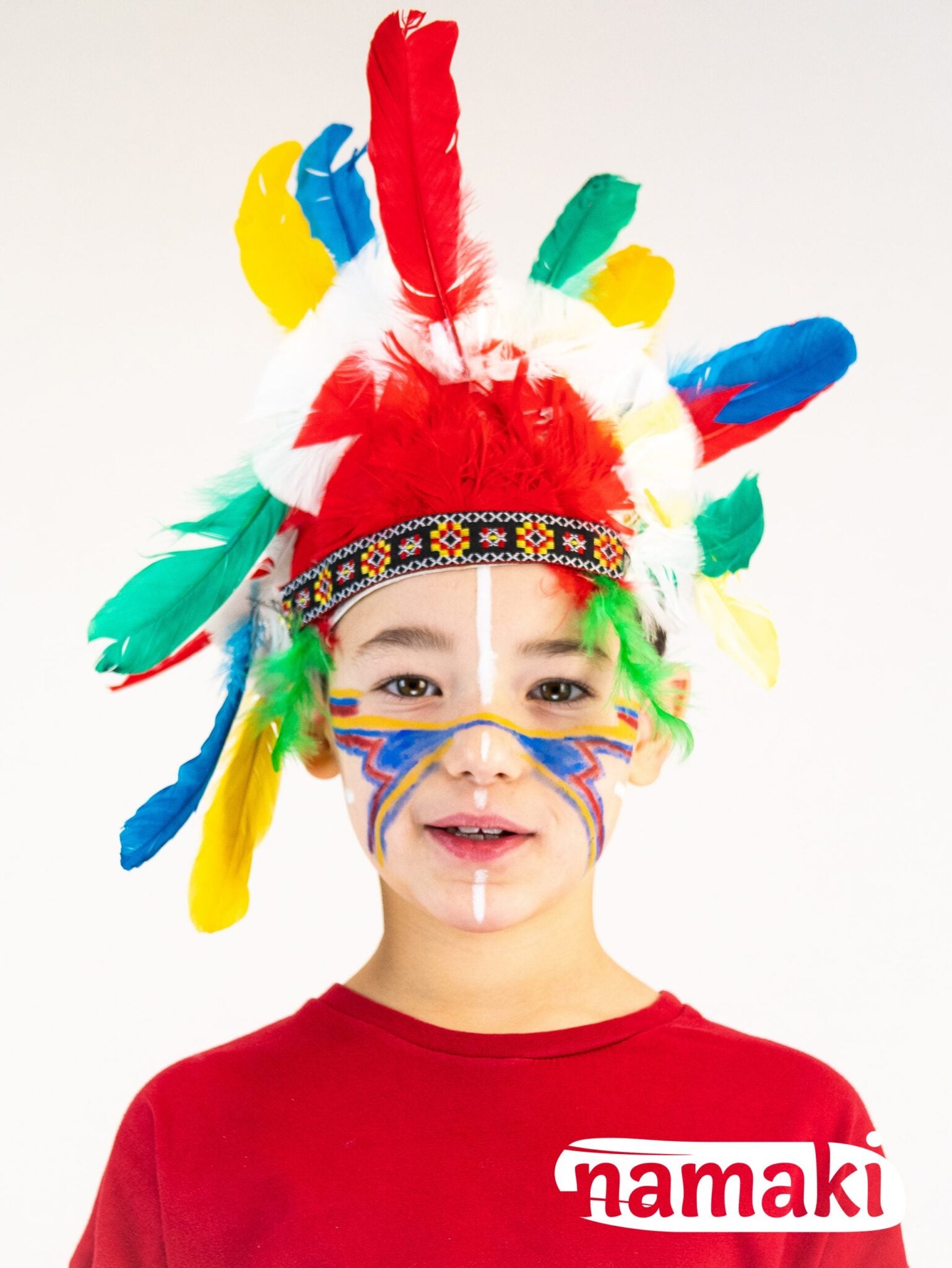 Niño con cara pintada y plumas