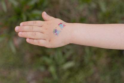 Mano niño con tatoo