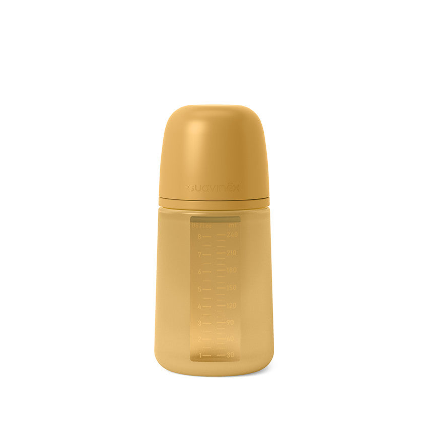El Suavinex Biberón Tetina Fisiológica Silicona Intense Color es un biberón elegante y moderno de color amarillo mostaza con tapa a juego y marcas de mililitros. Ideal para quienes buscan comprar chupetes para bebés baratos u otros productos para bebés con entrega gratis en Mallorca.