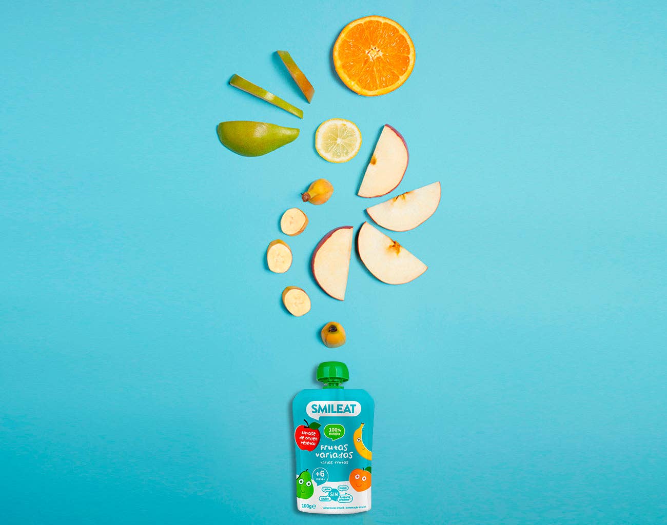 Sobre un fondo azul se muestra una colorida Smileat Pouch Fruta Variada Ecológica. Sobre ella, frutas en rodajas como manzana, naranja, plátano, zanahoria y pera forman un signo de interrogación, ideal para padres curiosos que exploran productos para bebés con entrega gratis en Mallorca.