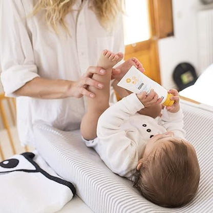 mamy y bebé con bote de crema