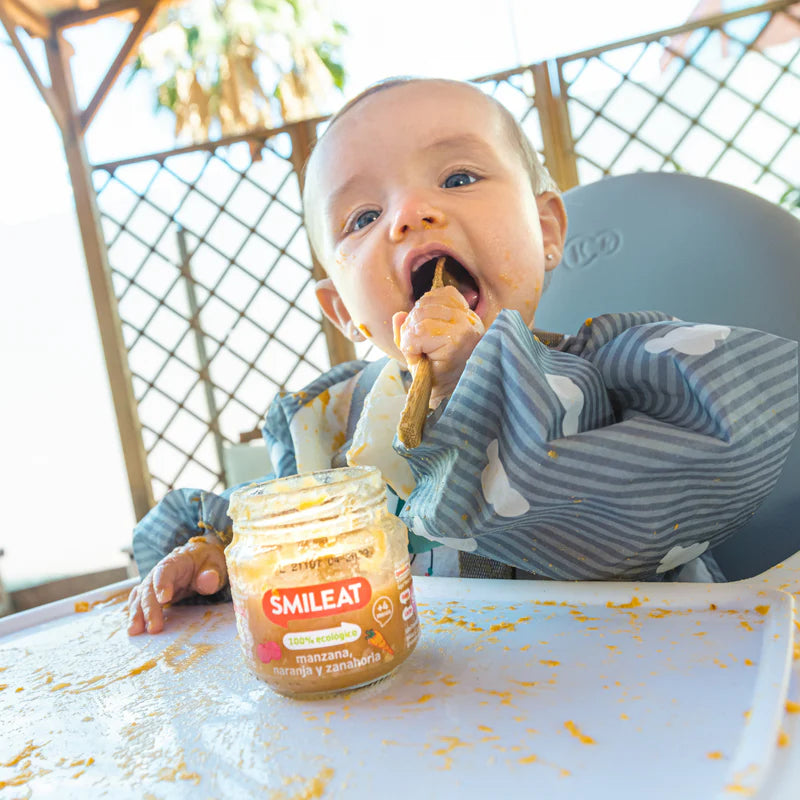 Smileat Manzana, naranja y zanahoria 130g Ecológico bebé comiendo