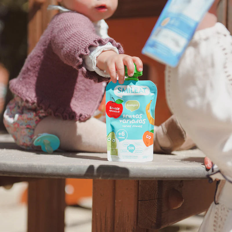 bebe comiendo un pouch de frutas variadas_parafarmababy