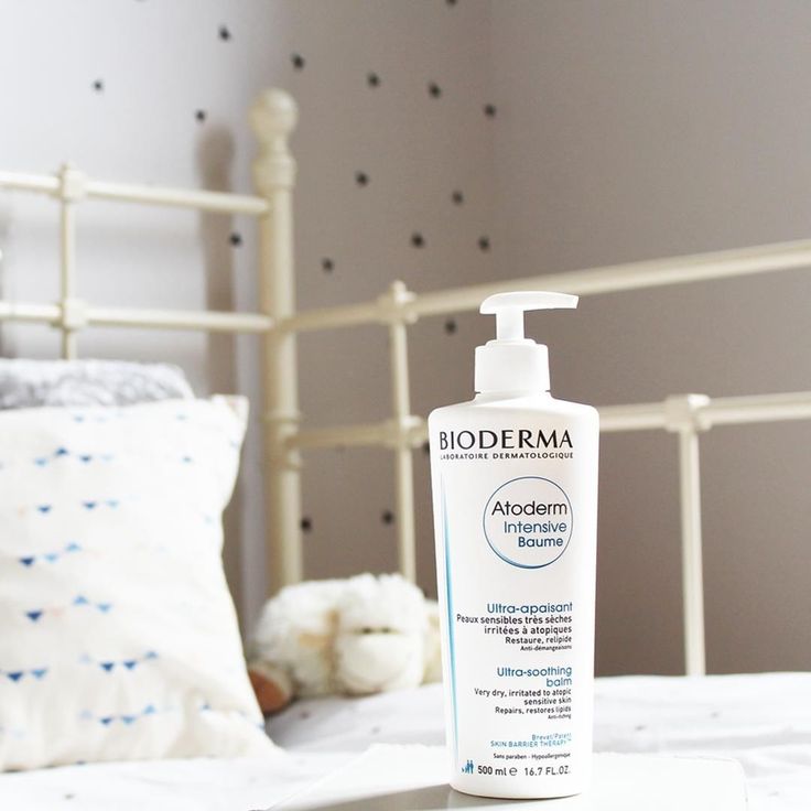 atoderm bioderma intensive botella en habitación infantil