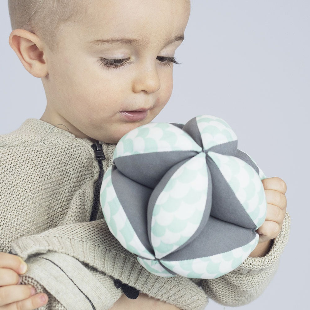 dida niño con pelota