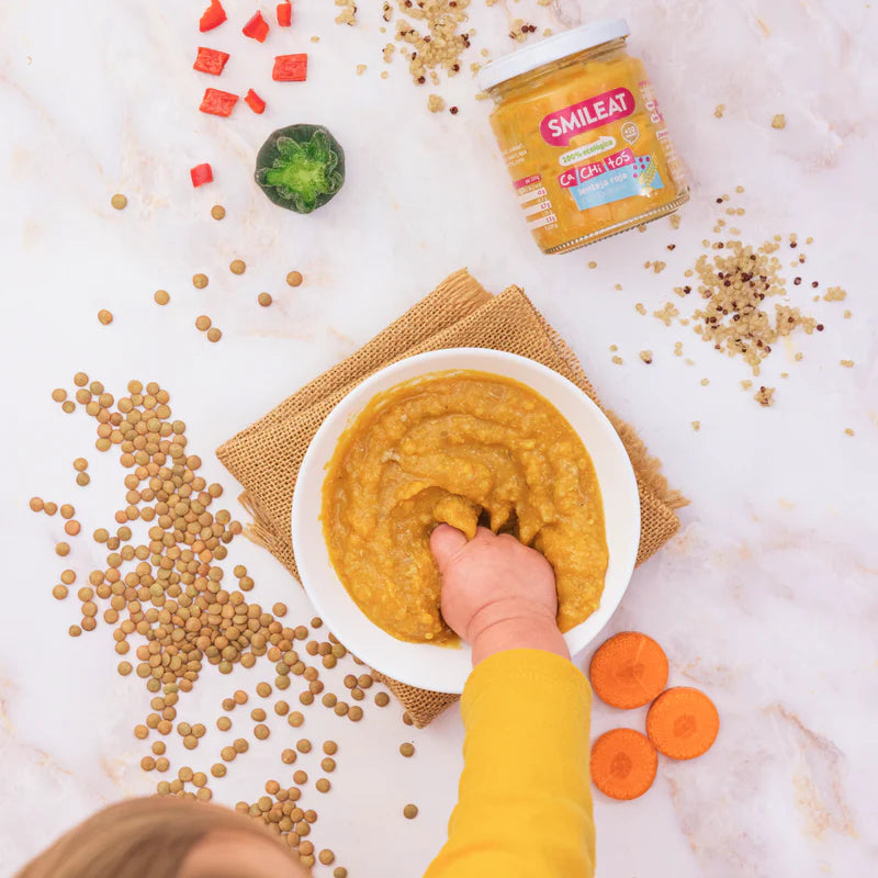 estilo-de-vida-lenteja-roja-quinoa_bebe con manos en el plato