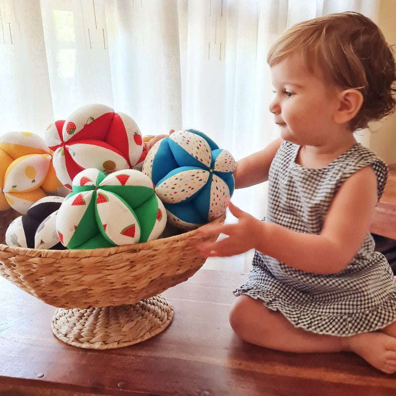 niña con pelotas montessori